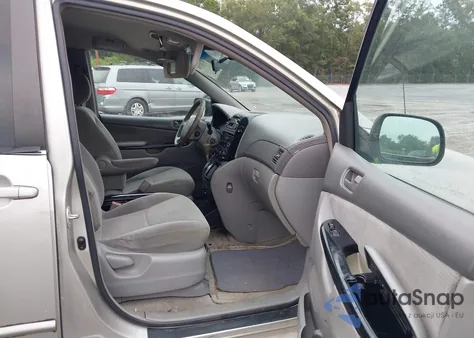 2004 Toyota Sienna Le z USA, uszkodzony, nr VIN 5TDZA23C44S108484